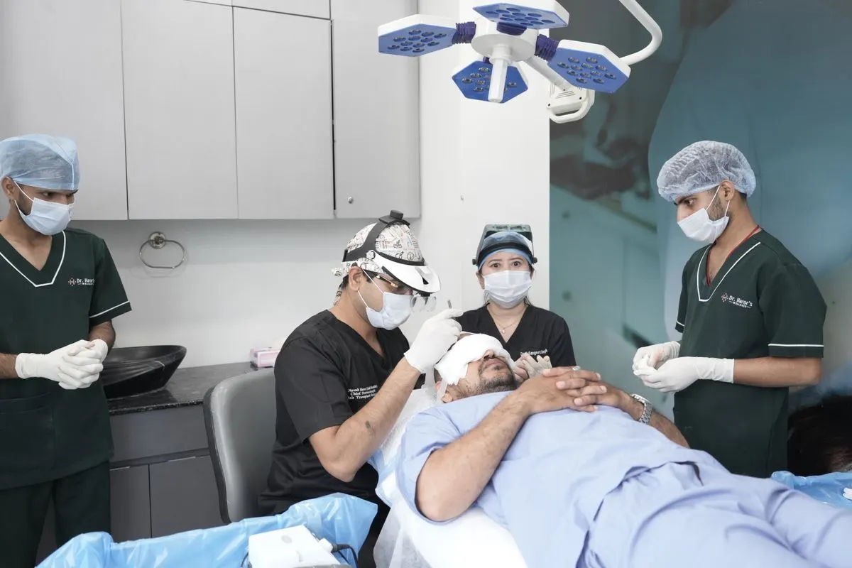 فريق طبي يجري عملية زراعة الشعر بتقنية FUE السفير في تركيا لمريض داخل العيادة