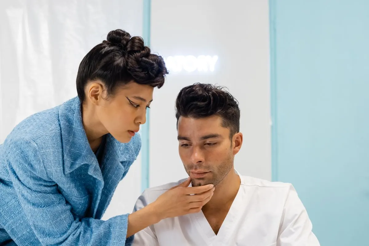 età migliore per il trapianto di capelli — consulto tra medico e paziente